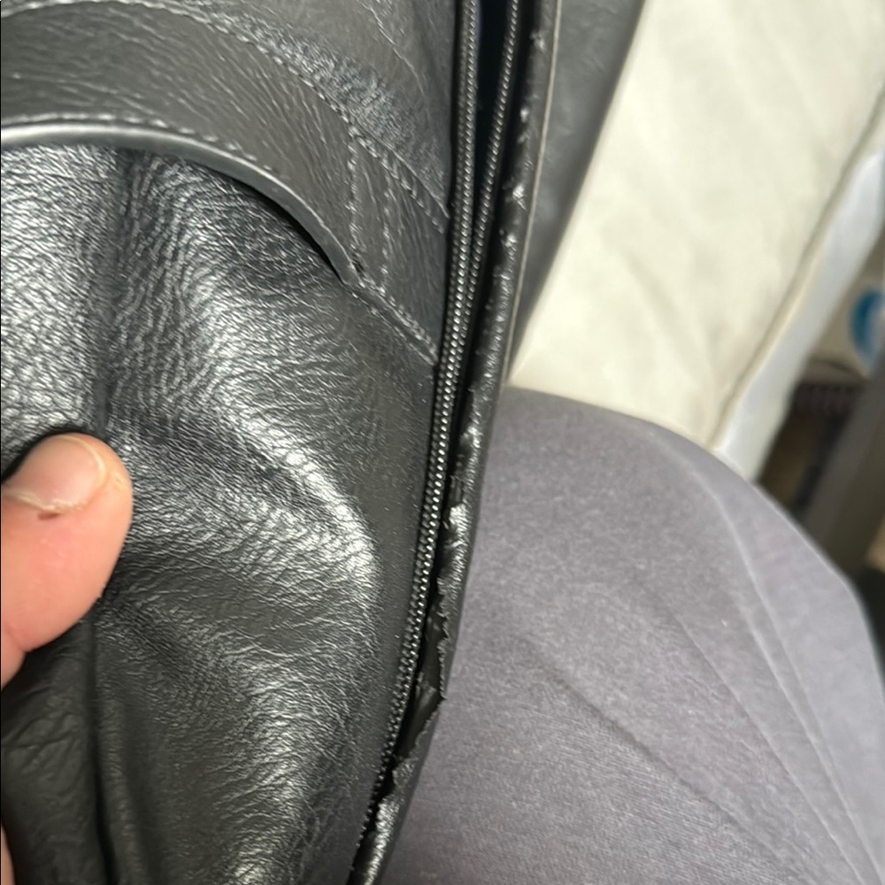 Kenneth Cole Reaction Black Duffel Bag Sleek Professional Design - Picture 2 of 5